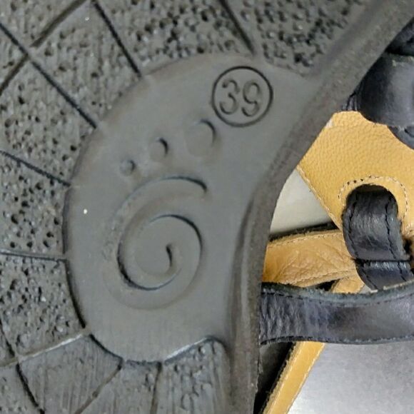 KHRIO Leather Sandals   - Picture 6 of 6